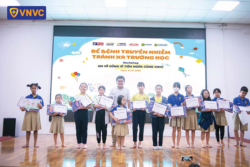 em vẽ dũng sĩ tiêm ngừa tại trường Pathway
