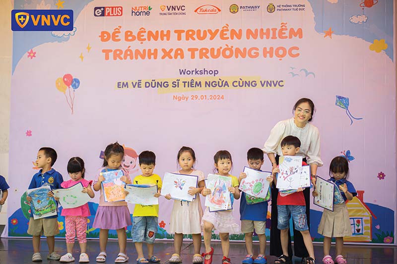 em vẽ dũng sĩ tiêm ngừa tại trường Pathway