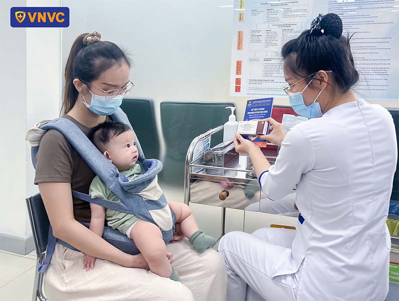 tiêm vắc xin phòng não mô cầu b cho trẻ