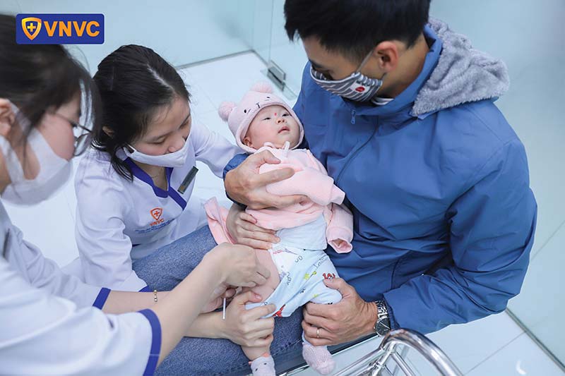 tiêm vắc xin phòng sởi cho trẻ