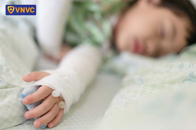 trẻ mắc viêm màng não do não mô cầu nhóm b