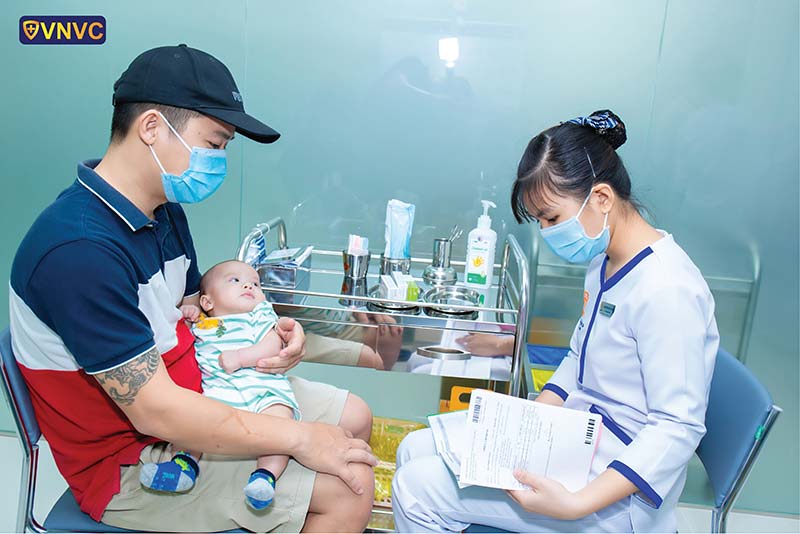 trẻ sơ sinh tiêm cúm tại vnvc