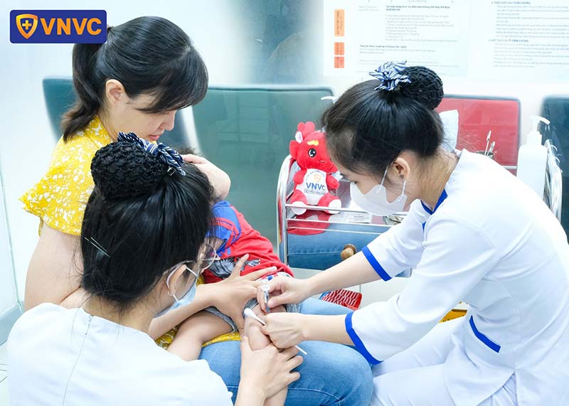 trẻ tiêm vắc xin phòng não mô cầu nhóm b