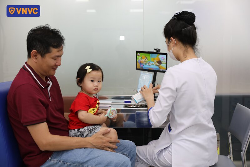 trẻ tiêm vắc xin tại tiêm chủng vnvc