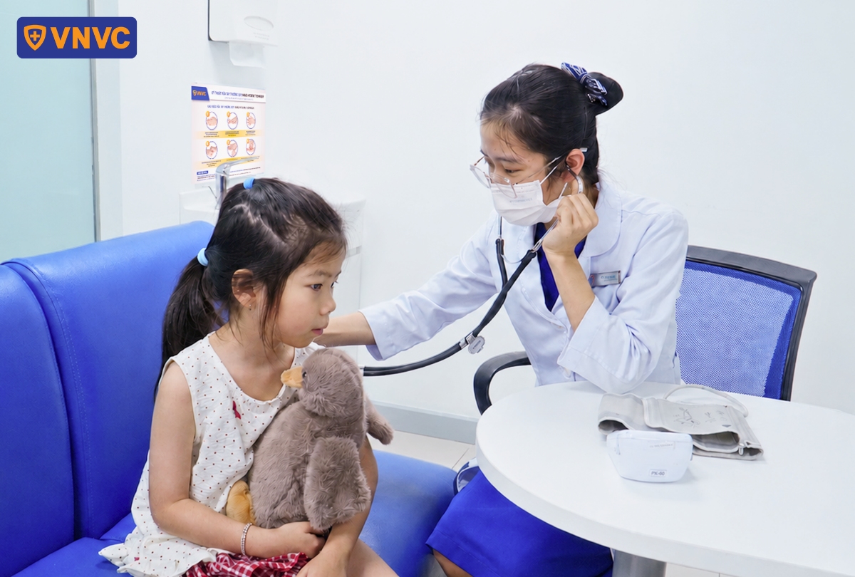 bác sĩ nghe phổi cho bé gái