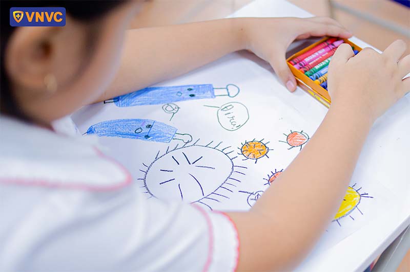 bạn học sinh đang vẽ tranh