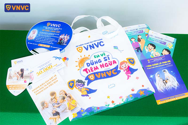hình ảnh buổi workshop em vẽ dũng sĩ tiêm ngừa cùng vnvc tại thpt thanh bình