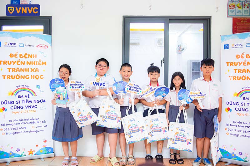 hình ảnh buổi workshop em vẽ dũng sĩ tiêm ngừa cùng vnvc tại thpt thanh bình