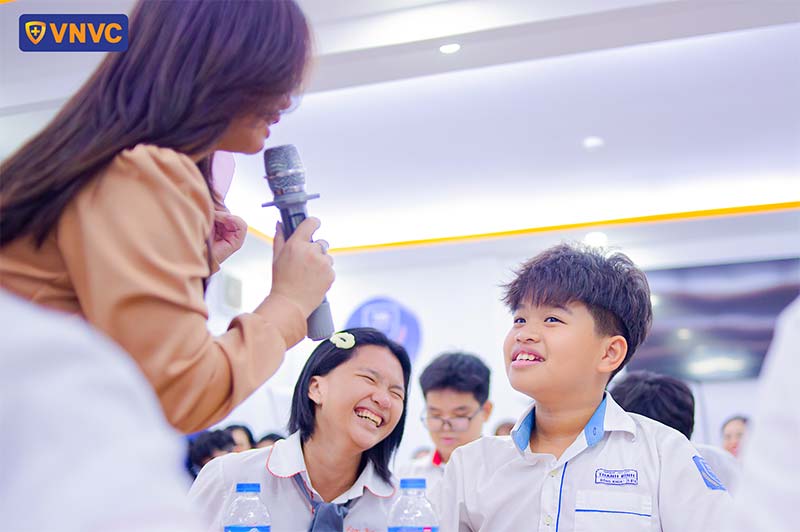 hình ảnh buổi workshop em vẽ dũng sĩ tiêm ngừa cùng vnvc tại thpt thanh bình