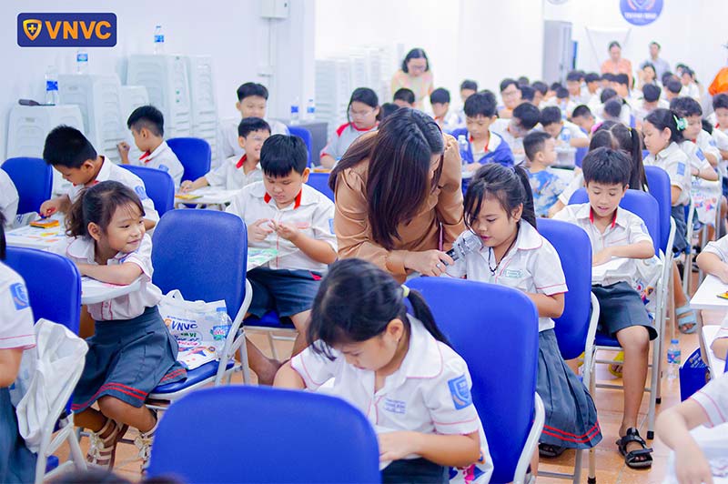 hình ảnh buổi workshop em vẽ dũng sĩ tiêm ngừa cùng vnvc tại thpt thanh bình