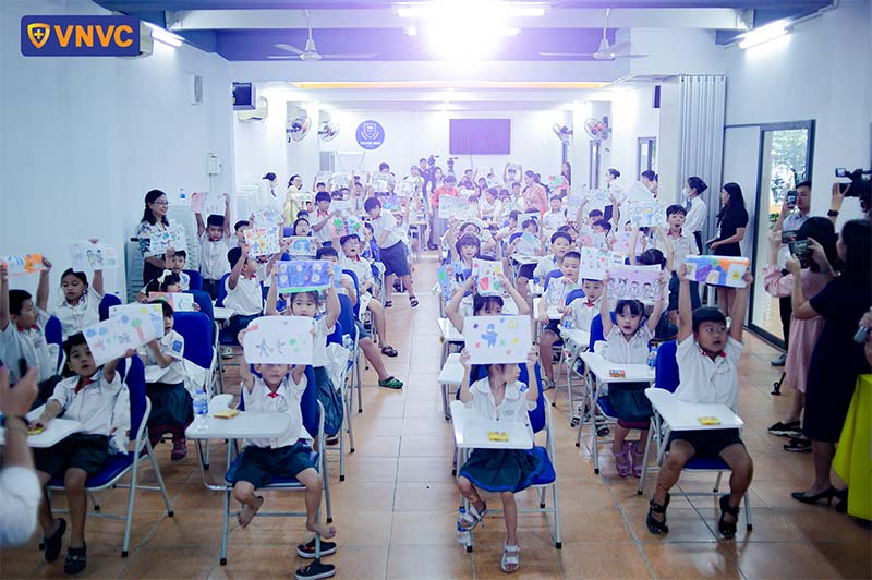 hình ảnh buổi workshop em vẽ dũng sĩ tiêm ngừa cùng vnvc tại thpt thanh bình