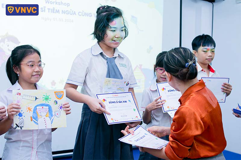 hình ảnh buổi workshop em vẽ dũng sĩ tiêm ngừa cùng vnvc tại thpt thanh bình