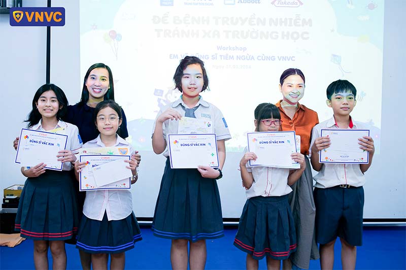 hình ảnh buổi workshop em vẽ dũng sĩ tiêm ngừa cùng vnvc tại thpt thanh bình
