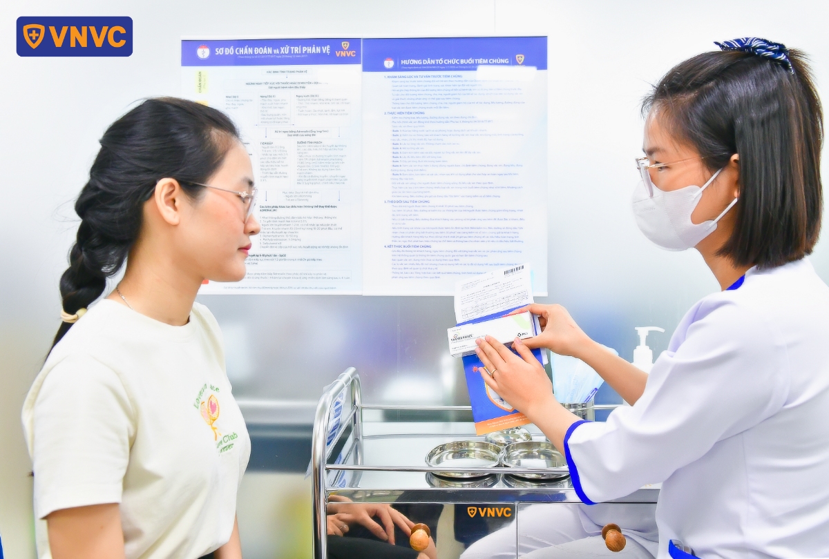 khách nữ tiêm vắc xin tại vnvc