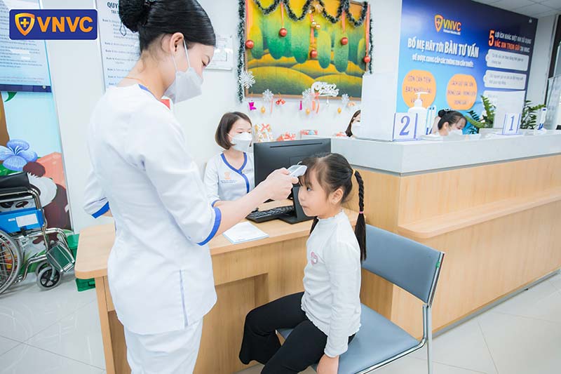 khám sàng lọc trước tiêm cho bé gái