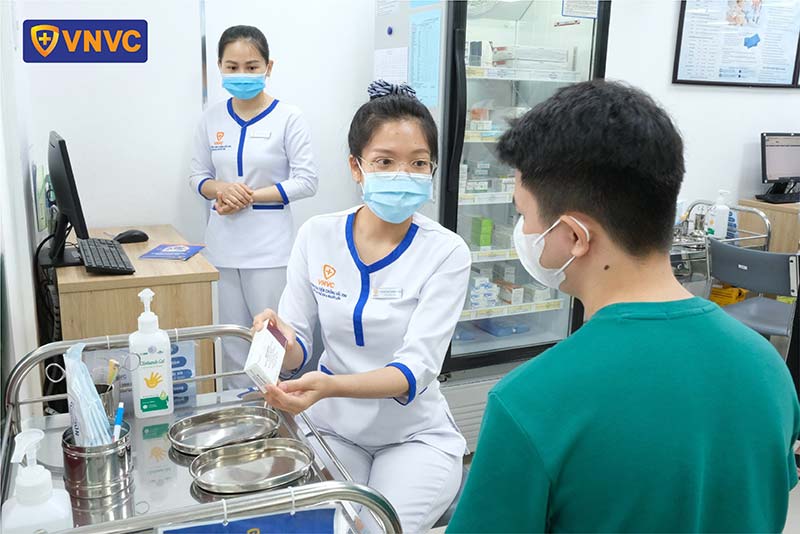 nam giới tiêm vắc xin não mô cầu