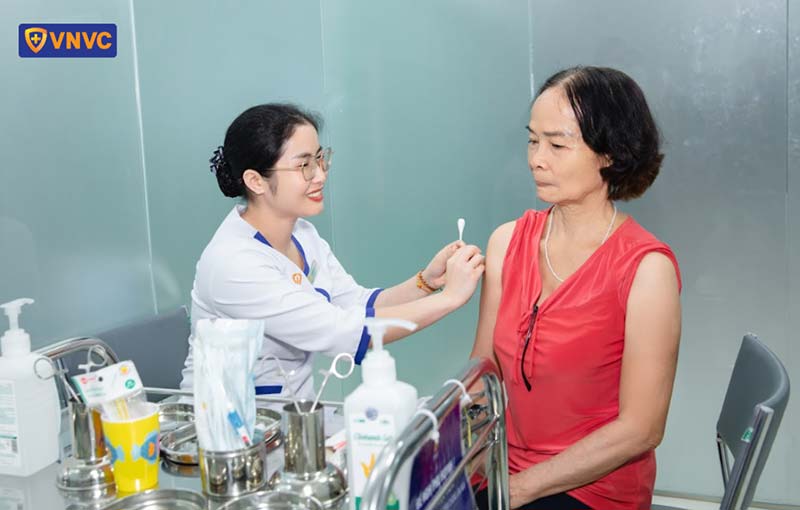 người lớn tiêm vắc xin phòng cúm