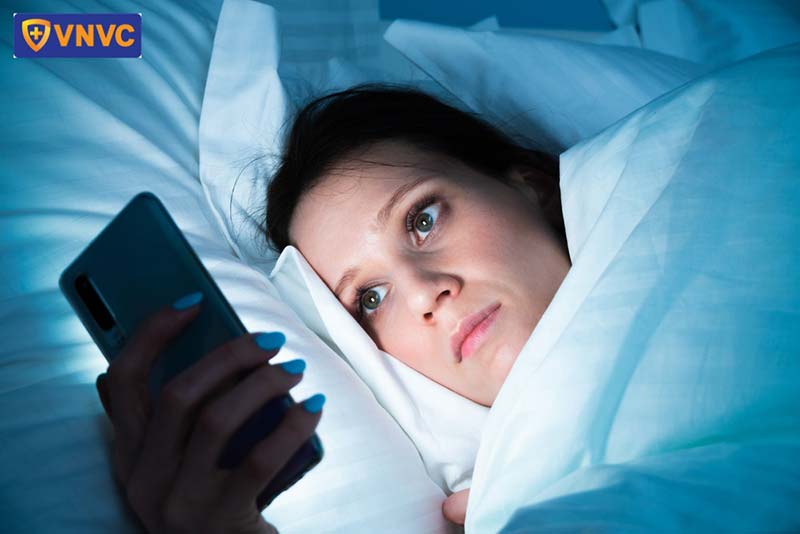 sử dụng điện thoại trước khi ngủ