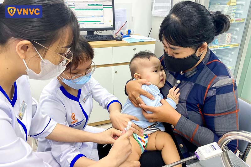 tiêm vắc xin phòng bệnh cho bé