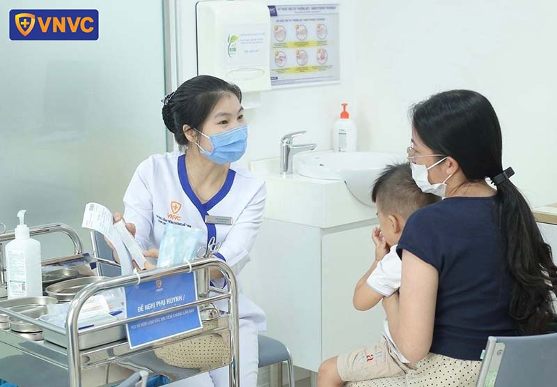 tư vấn tiêm ngừa cho bé trai