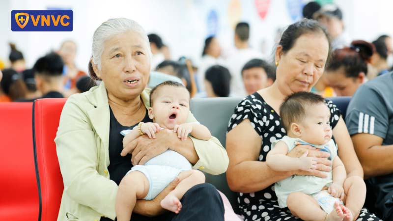 bà đưa cháu đi tiêm ngừa tại vnvc