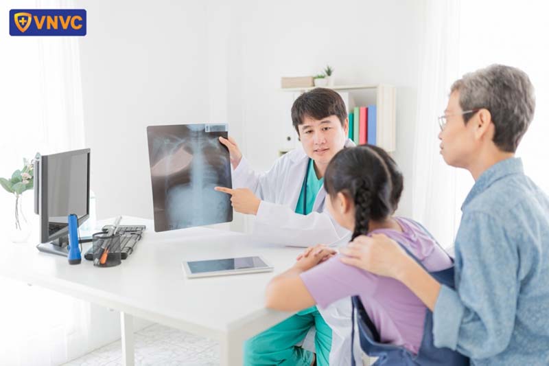 bác sĩ cho bé xem ảnh x quang phổi