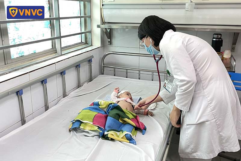 bác sĩ khám bệnh cho bé