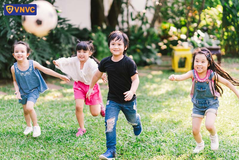 bé siêng năng thể dục thể thao