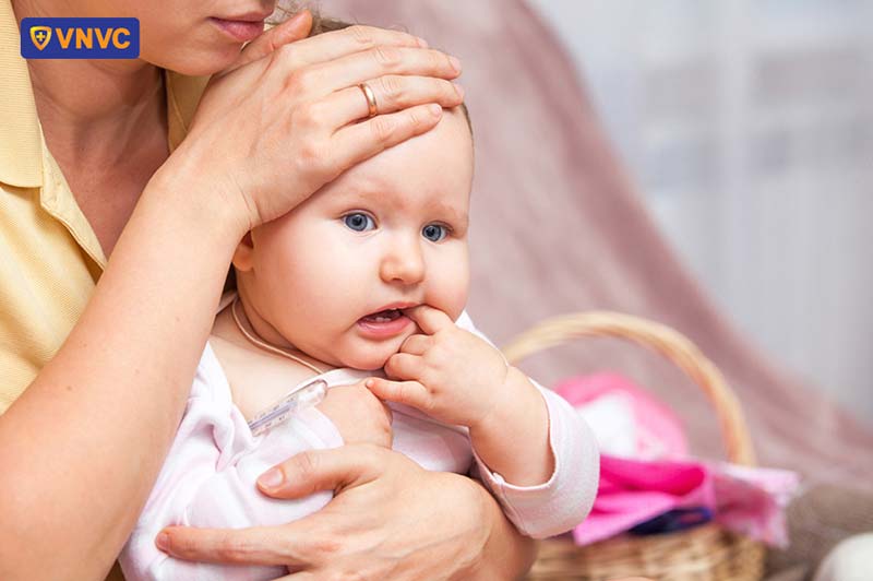 bé sốt mọc răng có chích ngừa được không
