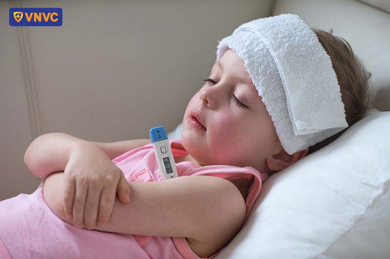 bé sốt mọc răng có tiêm phòng được không