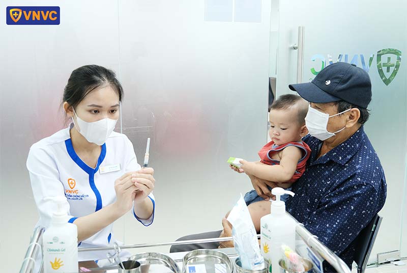 bé tiêm vắc xin phòng bệnh