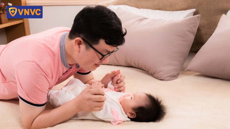 bố vui đùa với con