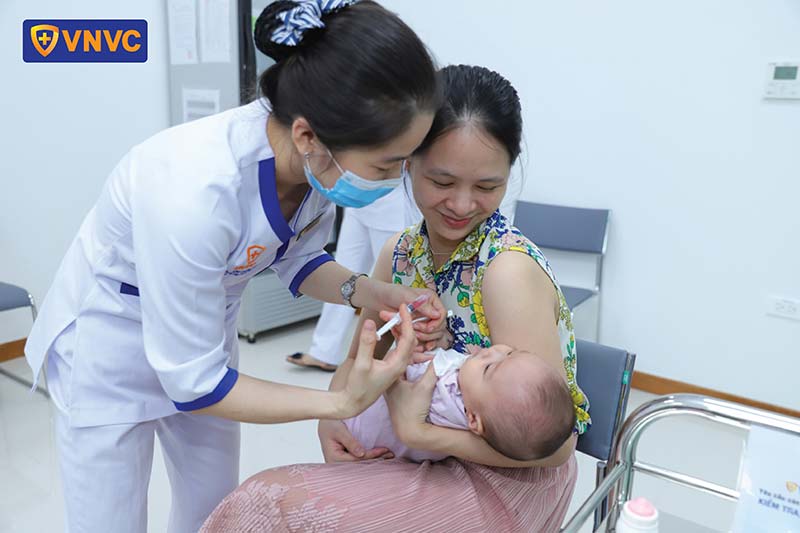 chích ngừa cho bé trai tại vnvc