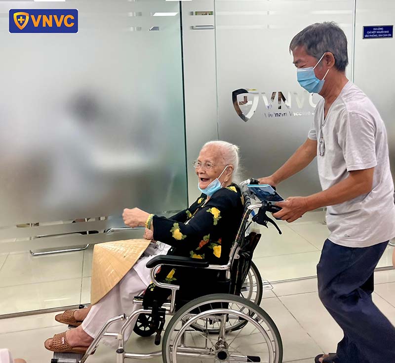 vụ bà đi tiêm vắc xin cúm