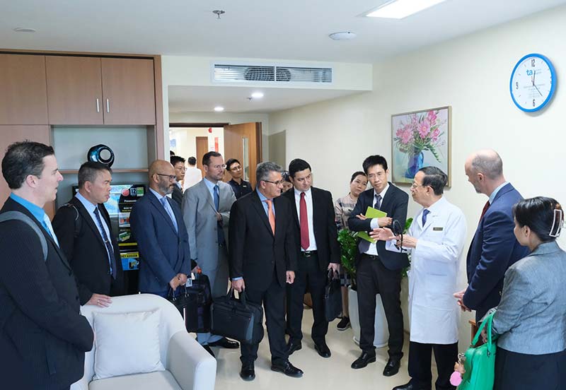 đại diện pfizer ghé thăm tamri