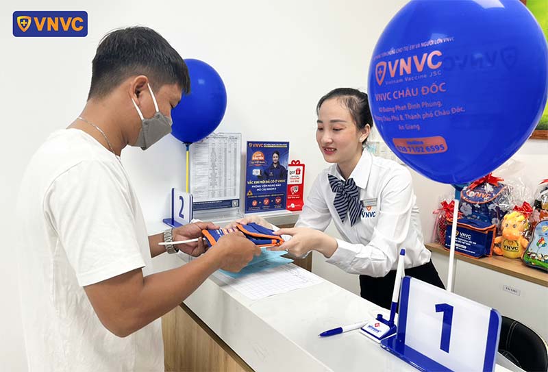 khách hàng tiêm chủng tại vnvc châu đốc