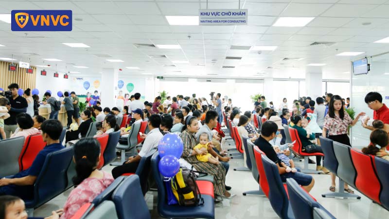 khách hàng tiêm ngừa tại vnvc