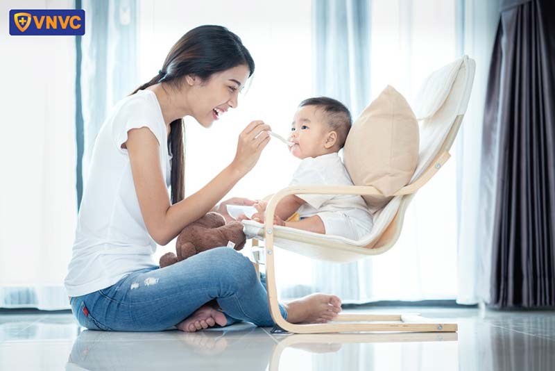 mẹ cho bé ăn