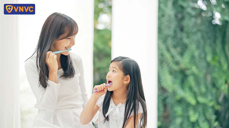 mẹ và con đánh răng