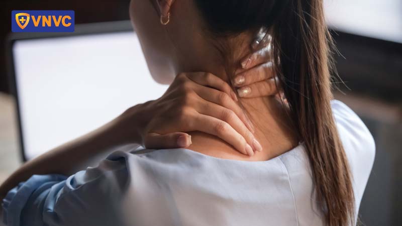 người phụ nữ bị tê cứng cổ