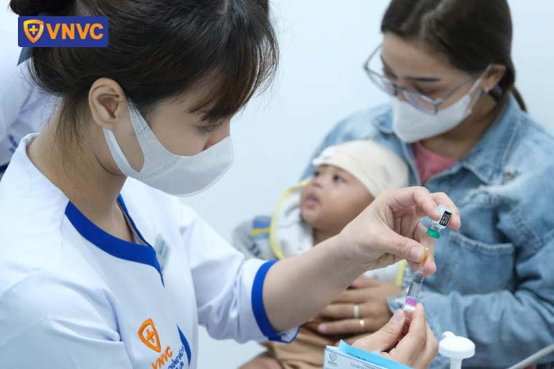 thực hiện việc tiêm chủng cho trẻ em