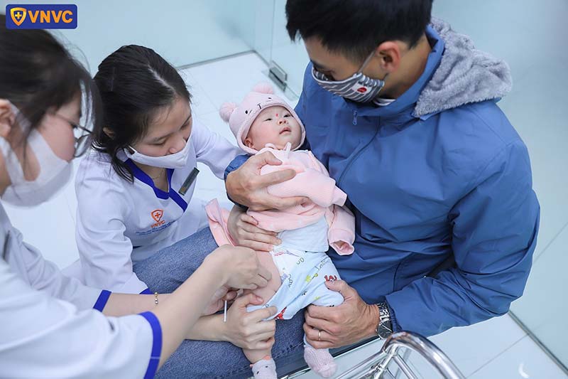 tiêm ngừa cho bé gái tại vnvc