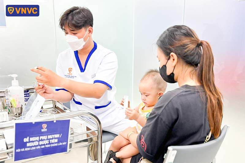 tiêm ngừa cho bé tại vnvc gia kiệm