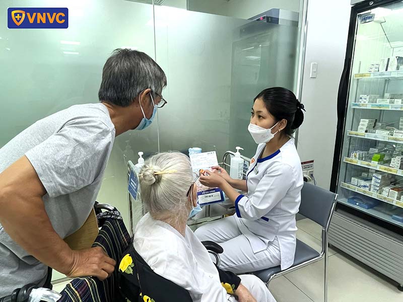 tiêm ngừa cúm cho người cao tuổi