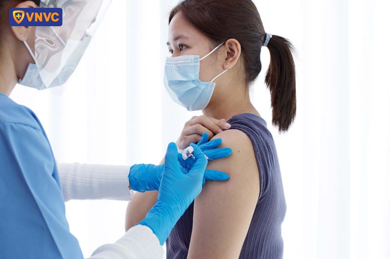 tiêm vắc xin cho phụ nữ