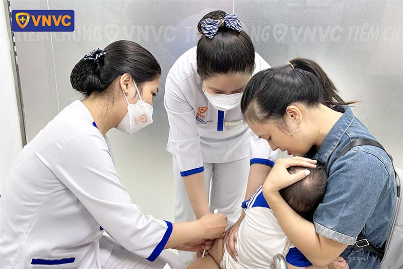 tiêm vắc xin viêm não mô cầu cho bé