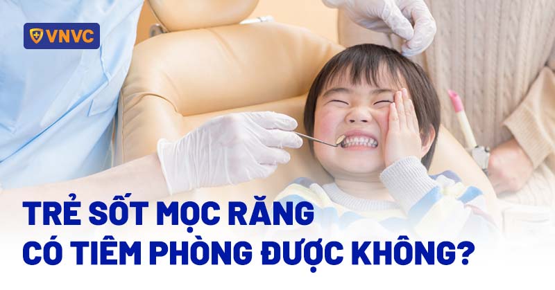 trẻ sốt mọc răng có tiêm phòng được không