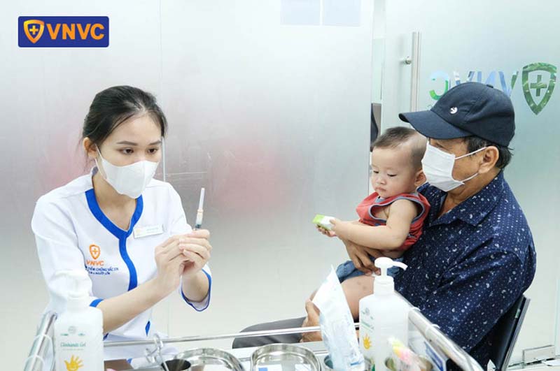 trẻ tiêm ngừa sởi rubella