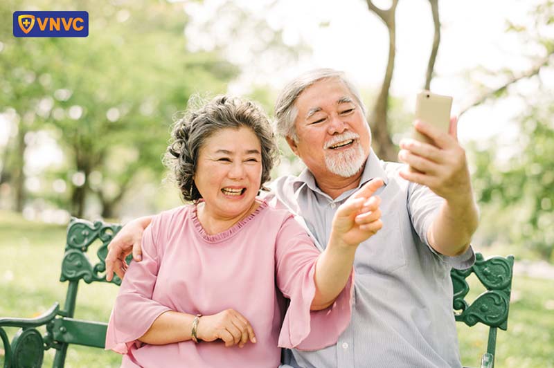 vợ chồng lớn tuổi sống vui khỏe