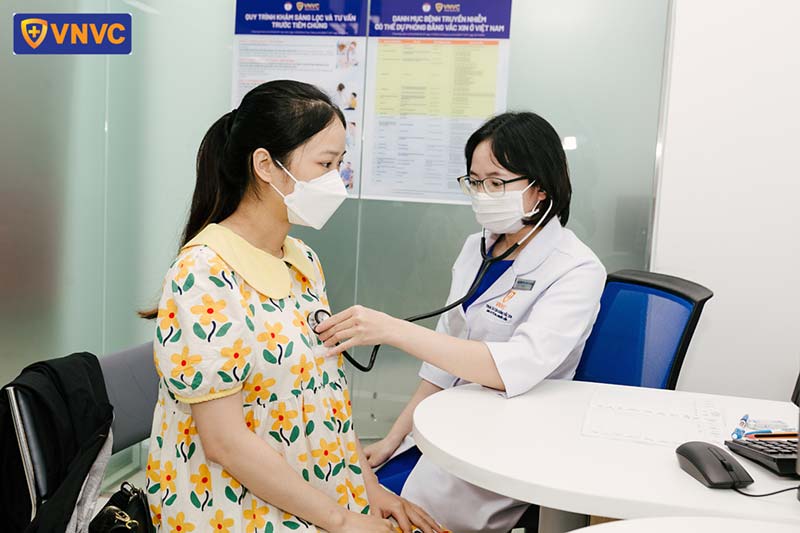 Bác sĩ khám bệnh cho mẹ bầu 